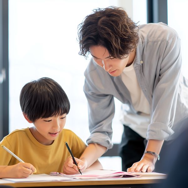 スタッフと一緒に勉強するこども（イメージ）