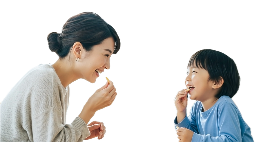 おやつを食べる親子（イメージ）